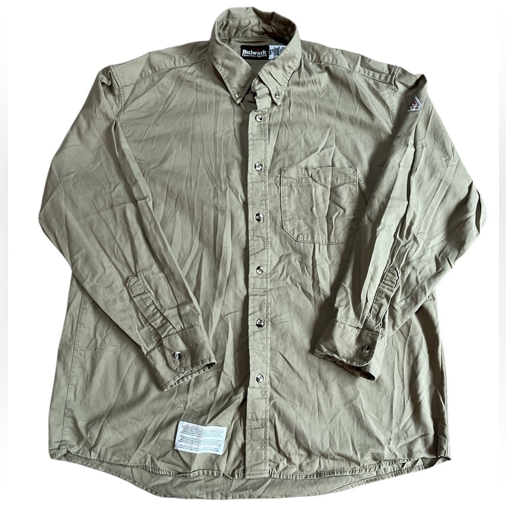 BULWARK FLAME RESISTANT MEN’S BUTTON-UP LONG SLEEVED WORK SHIRT LARGE. TAN